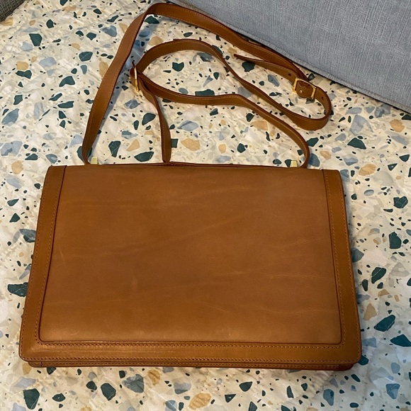 Elegant Brown Leather Shoulder Bag - Picture 2 of 9